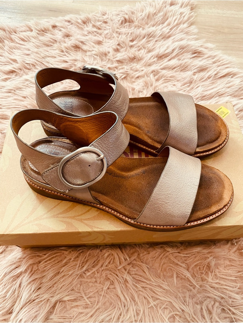 Sofft Women's Taupe Leather Ankle-Strap Sandals with Round Buckle